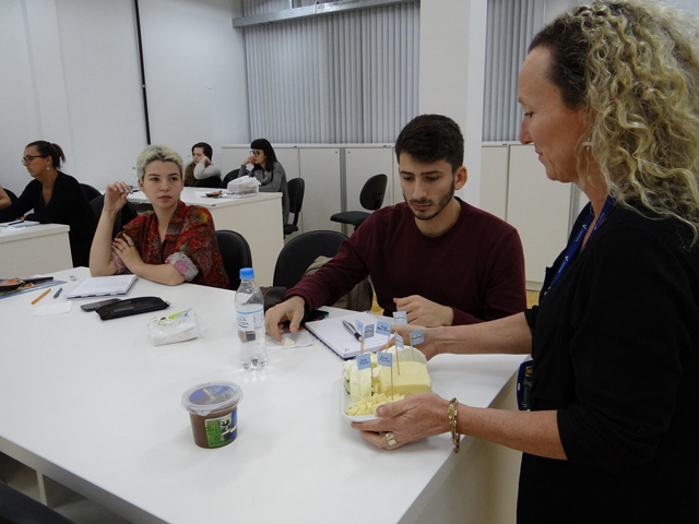 Sindilat participa de aula sobre queijos na Unisinos