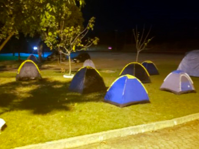 Produtores de RO acampam em frente a laticínio por falta de pagamento do leite