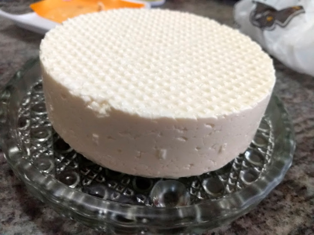 Saiba como fazer queijo em casa usando apenas 3 ingredientes
