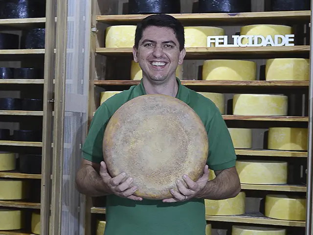 A Queijo D’Alagoa-MG leiloa queijo de 12kg pela internet em prol de Abrigo de Idosos