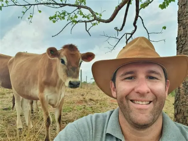 Agrônomo troca cidade pelo campo para produzir leite orgânico em MG