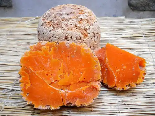 O queijo Mimolette: obra de arte, esculpida por bactérias, fungos e ácaros