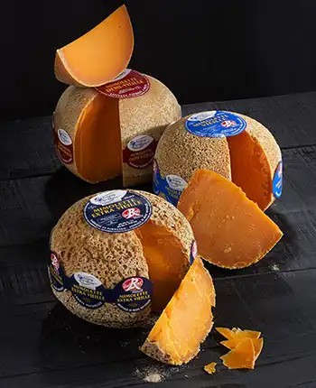 O queijo Mimolette: obra de arte, esculpida por bactérias, fungos e ácaros