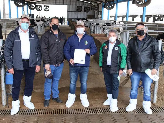Cooperado Castrolanda é reconhecido com maior produção de leite da América Latina