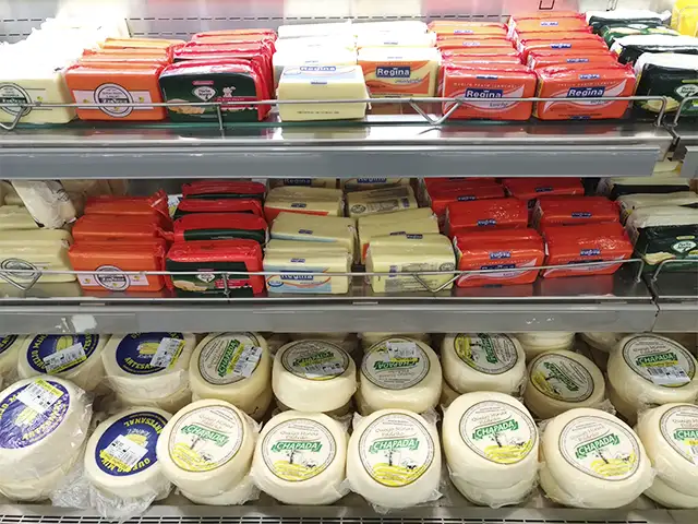 Custo alto de produção e clima prejudicam a oferta de leite
