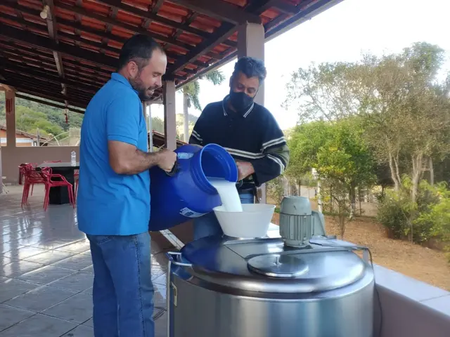 Produtores de leite de cabra de São Domingos do Prata (MG) iniciam processo de comercialização
