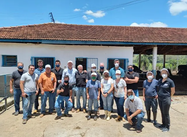 Extensionistas da CATI Regional Guaratinguetá participam de Dia de Campo sobre qualidade do leite