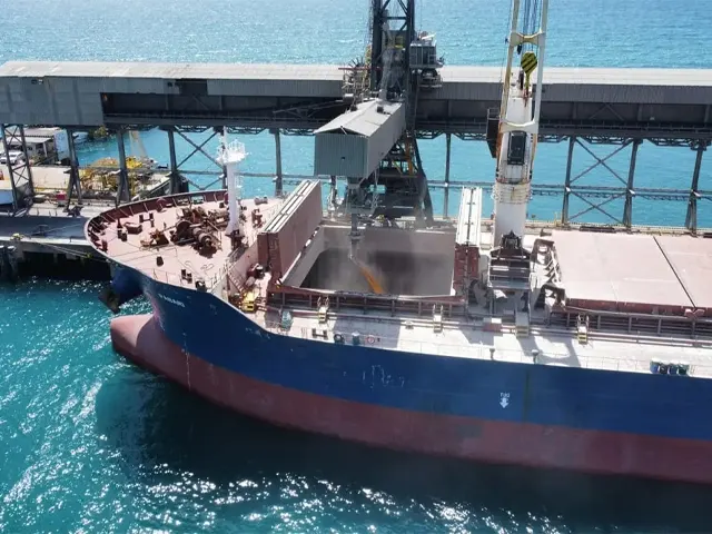 Governo acompanha carregamento de milho para exportação no porto de SE