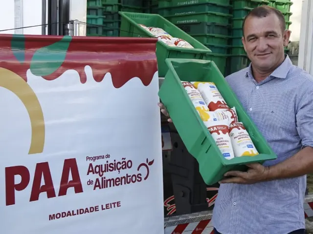 Programa de distribuição de leite atende 3 mil famílias em situação de insegurança alimentar no SE