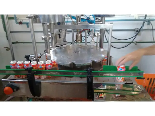 Envasadora Automática de Iogurte em Garrafa com Selo de Alumínio