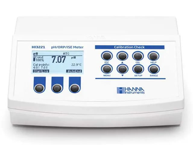 Medidor de Bancada para pH/ORP/ISE/Temperatura HI3221-02