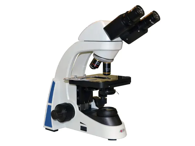 Microscópio Biológico Trinocular LED Q7708S