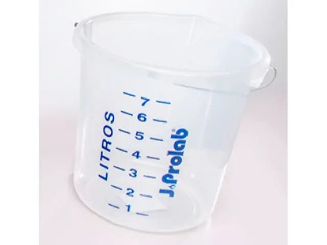 Balde em Polipropileno Graduado com Bico e Alça 8 Litros
